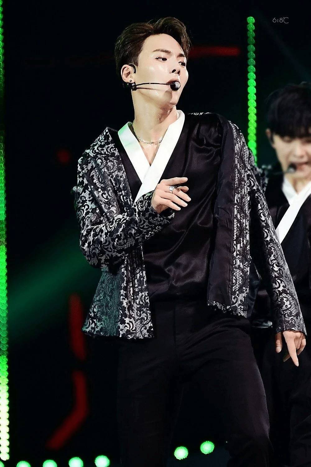 최근 슬슬 많이 보이는 아이돌 무대의상 .jpg | 인스티즈