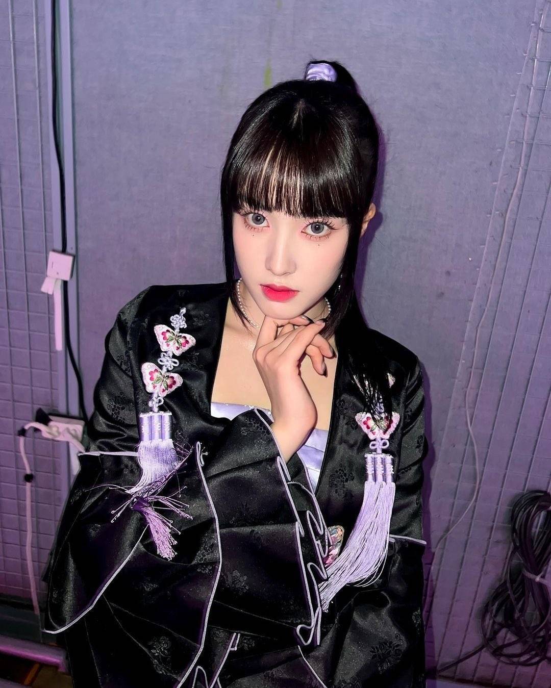 최근 슬슬 많이 보이는 아이돌 무대의상 .jpg | 인스티즈