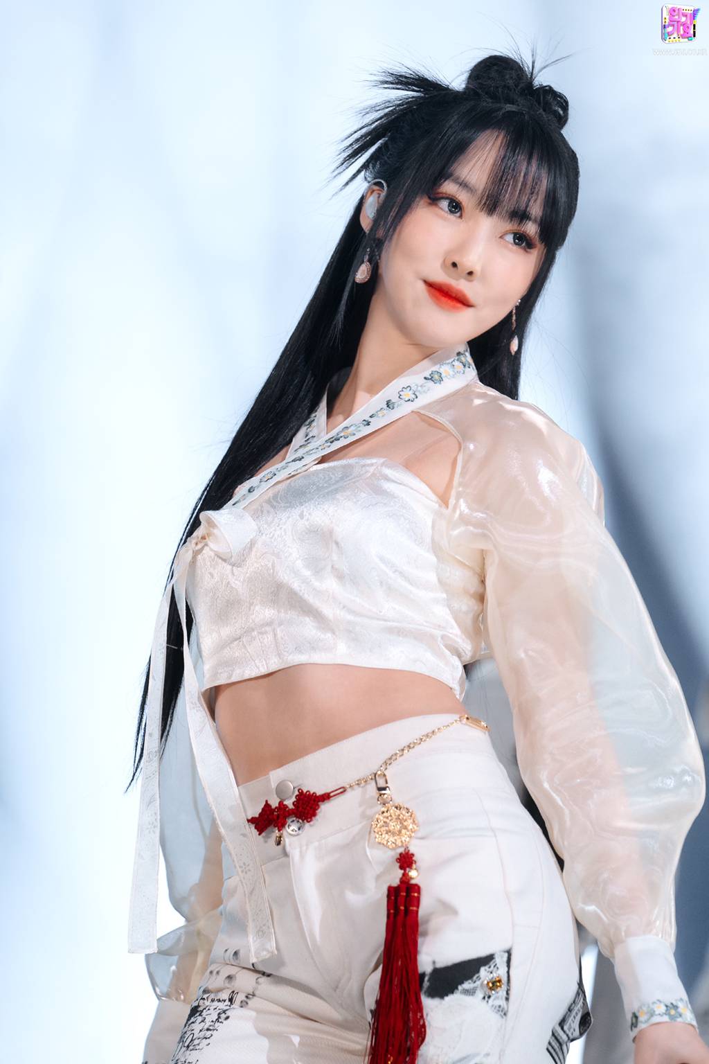 최근 슬슬 많이 보이는 아이돌 무대의상 .jpg | 인스티즈