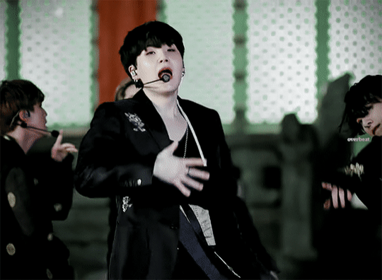 최근 슬슬 많이 보이는 아이돌 무대의상 .jpg | 인스티즈