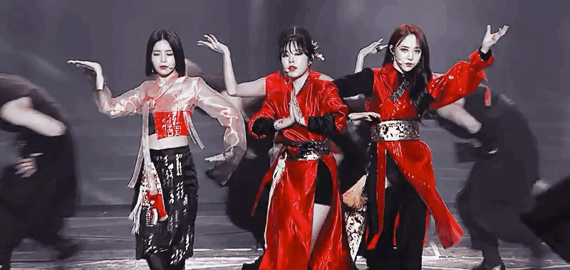 최근 슬슬 많이 보이는 아이돌 무대의상 .jpg | 인스티즈