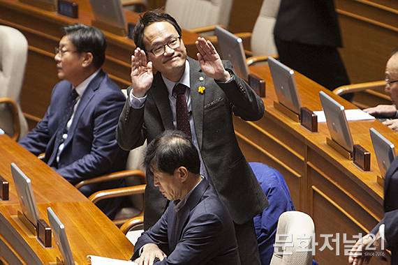 국회 탄핵소추안 가결을 방청석에서 지켜보던 세월호 유가족들 | 인스티즈