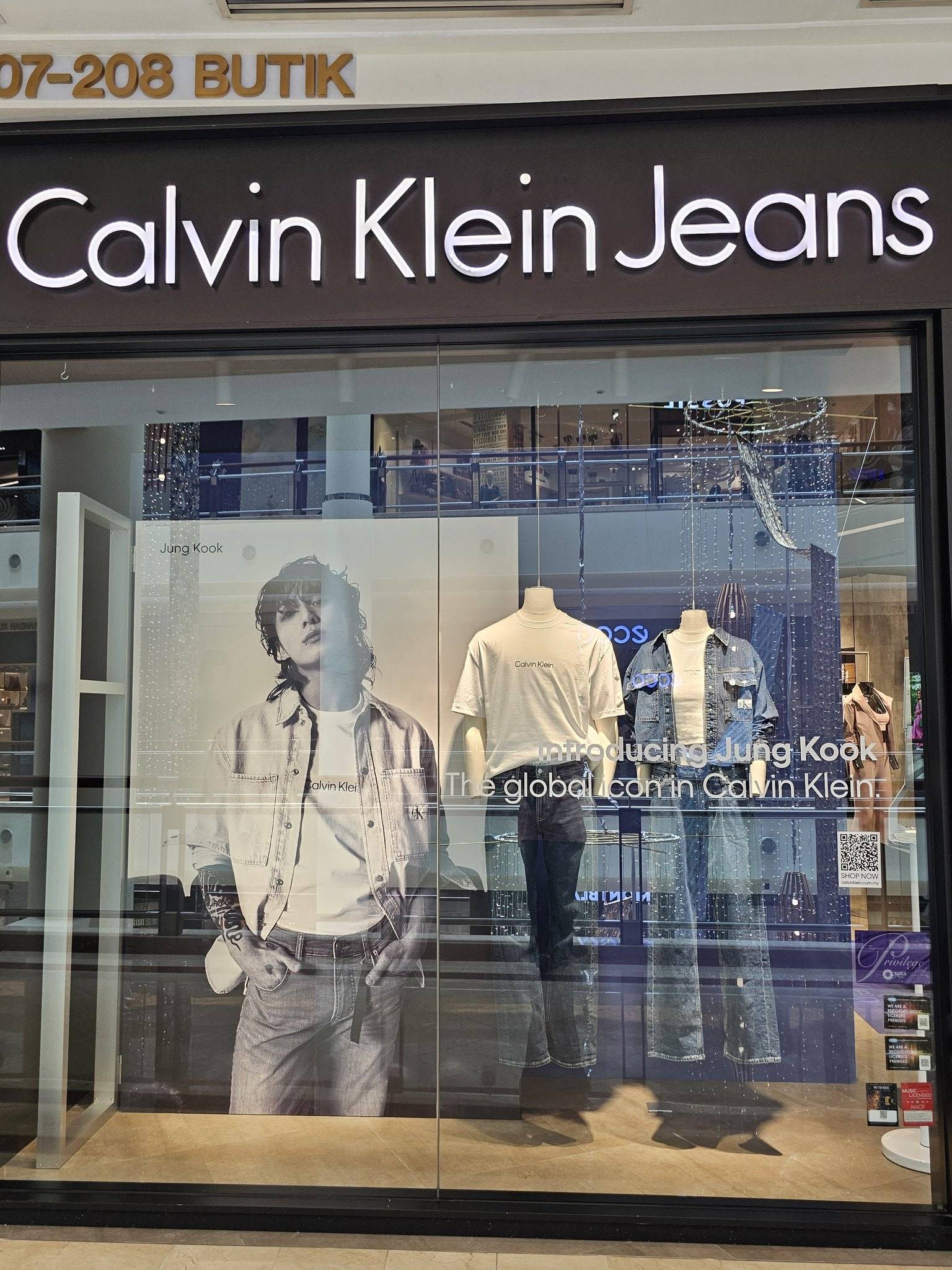 전 세계 Calvin Klein 매장에 도배되기 시작한 방탄소년단 정국 | 인스티즈