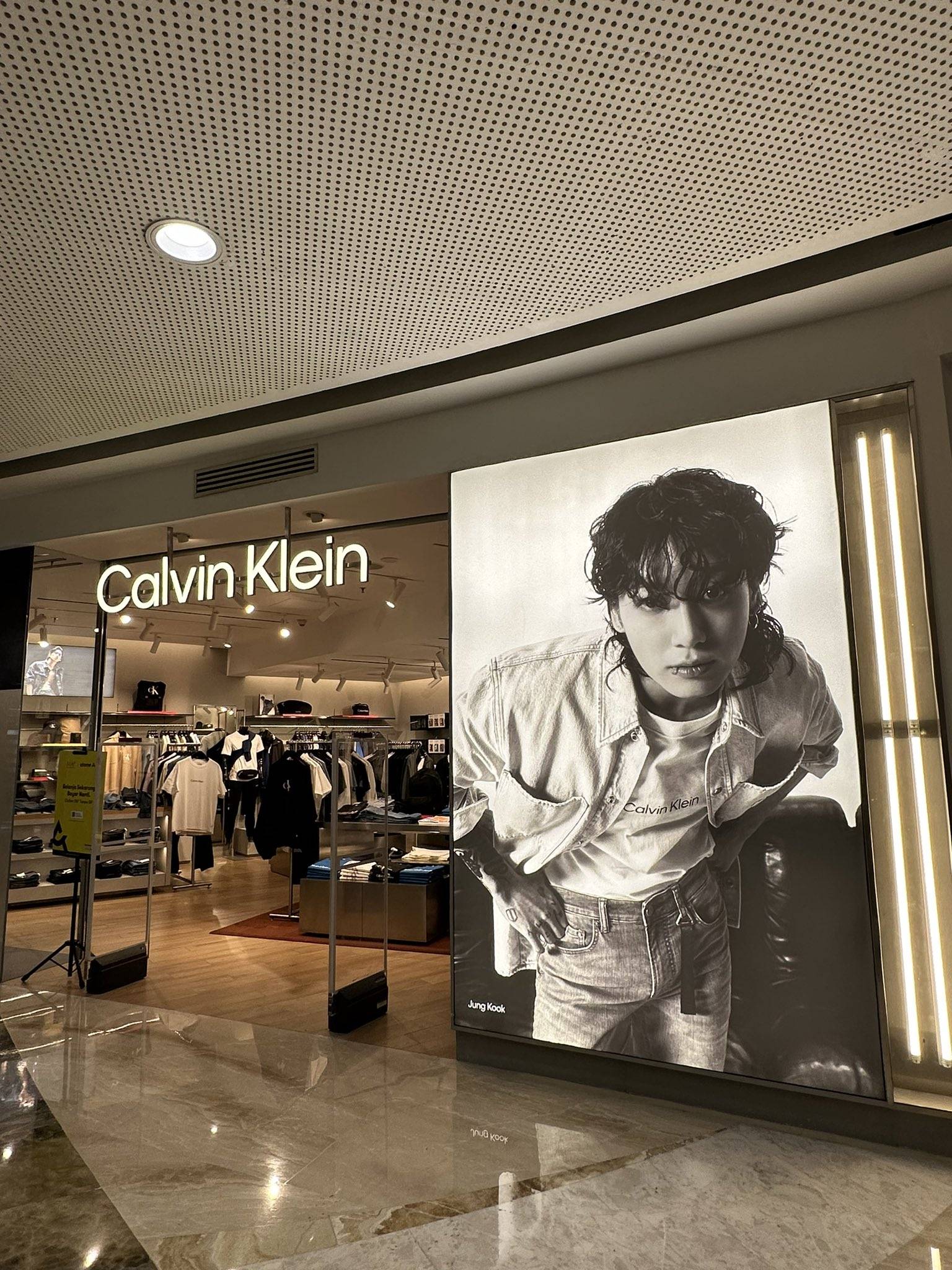 전 세계 Calvin Klein 매장에 도배되기 시작한 방탄소년단 정국 | 인스티즈