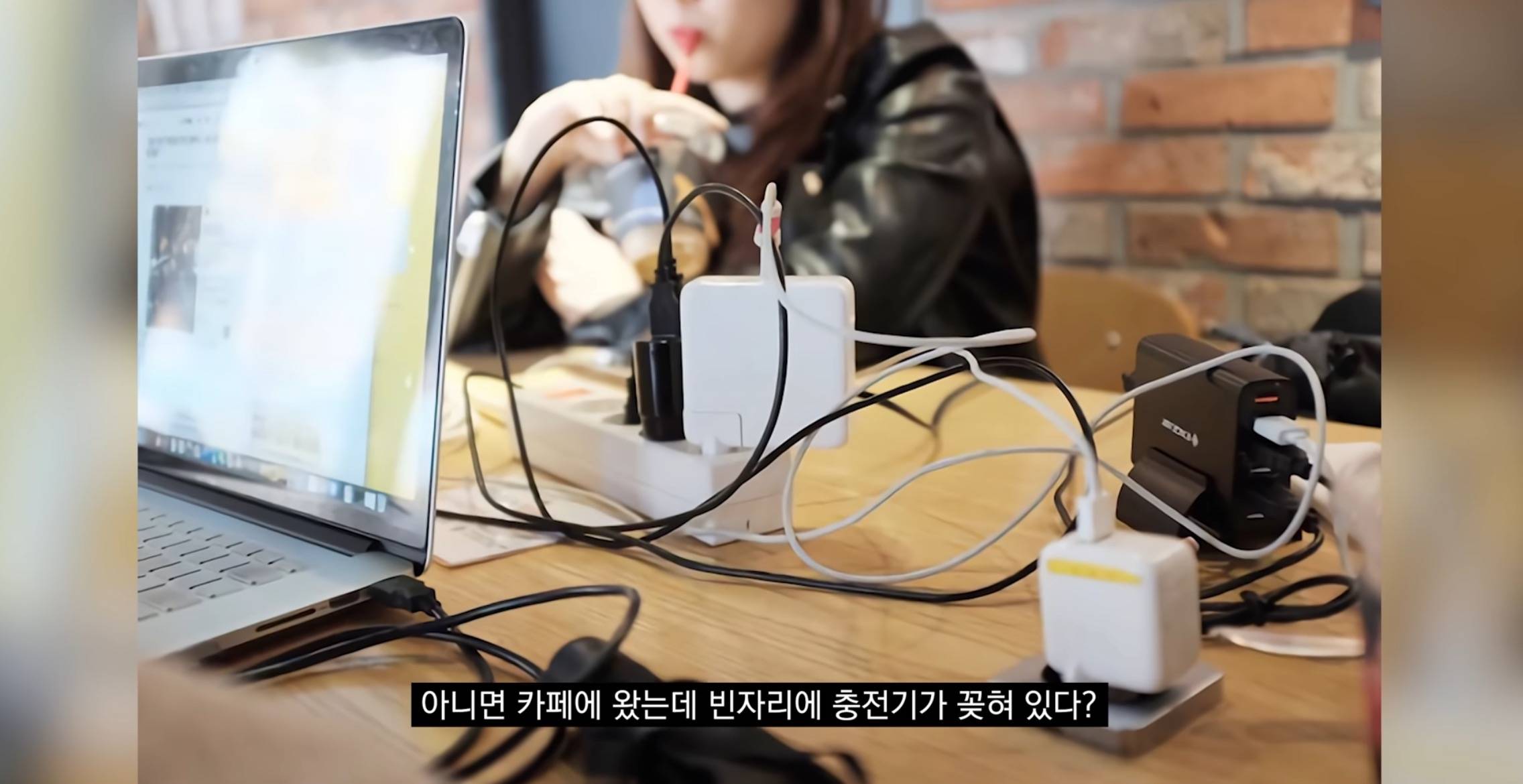 공공장소에서 "공용충전기" 쓰는사람들이 알면 좋을 내용..jpg | 인스티즈