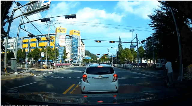 (혐오주의) 차에 치어 날아가는 전동킥보드 | 인스티즈