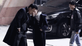 경호 말고도 하는 일이 굉장히 많은 아이유 경호원.jpgif | 인스티즈