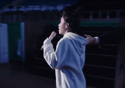 경호 말고도 하는 일이 굉장히 많은 아이유 경호원.jpgif | 인스티즈