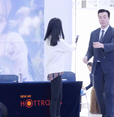 경호 말고도 하는 일이 굉장히 많은 아이유 경호원.jpgif | 인스티즈