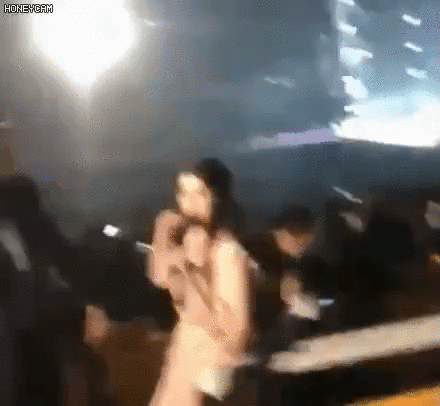 경호 말고도 하는 일이 굉장히 많은 아이유 경호원.jpgif | 인스티즈