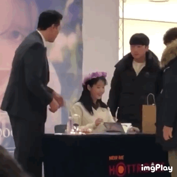 경호 말고도 하는 일이 굉장히 많은 아이유 경호원.jpgif | 인스티즈