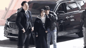 경호 말고도 하는 일이 굉장히 많은 아이유 경호원.jpgif | 인스티즈