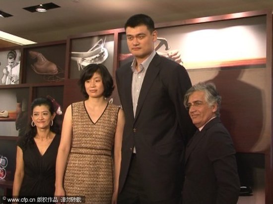 아담한 체구의 부인을 두고 있는 야오밍.jpg | 인스티즈