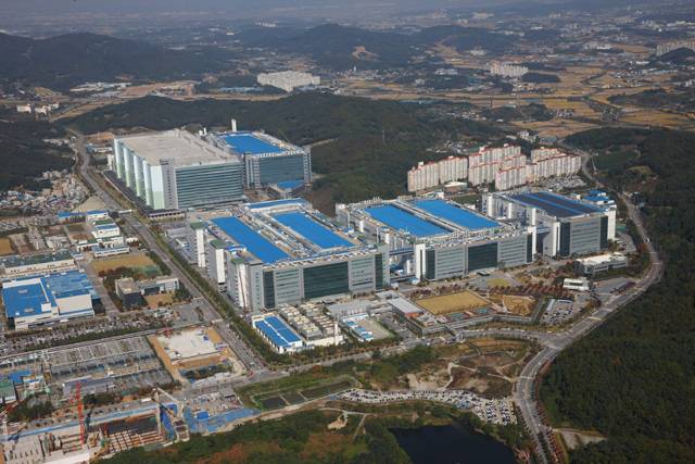 한국 LCD라인 구조조정 하고 중국으로 런한 LG...아산LCD 13조투자해 OLED체제로 바꾸는 삼성 | 인스티즈