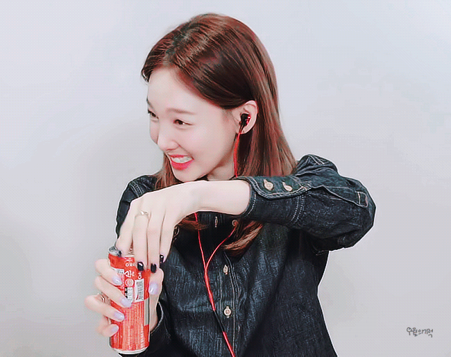 트와이스 나연 : 손이 진짜 너무 크지 않나...실감해보기.jpgif | 인스티즈