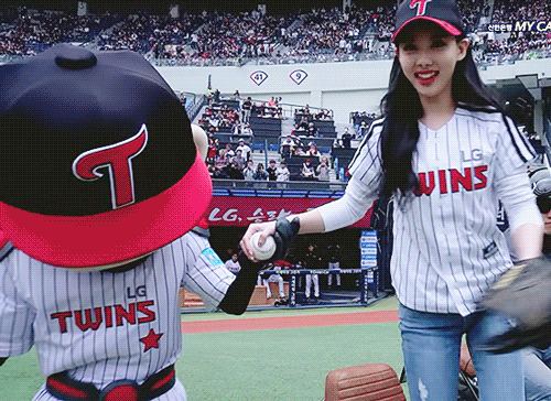 트와이스 나연 : 손이 진짜 너무 크지 않나...실감해보기.jpgif | 인스티즈