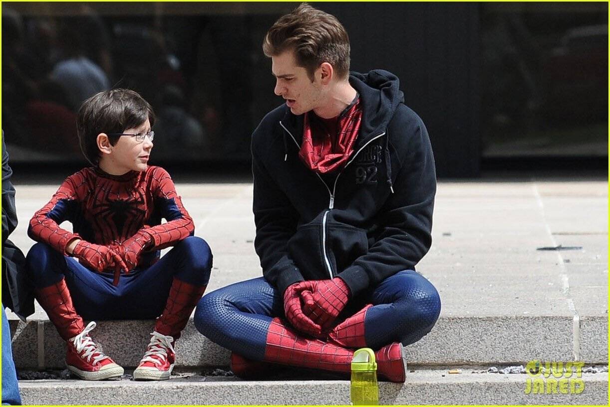 엉덩이 민망해서 스파이더맨 수트 위에 점퍼 걸쳤다는 앤드류 가필드 | 인스티즈