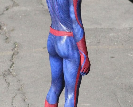 엉덩이 민망해서 스파이더맨 수트 위에 점퍼 걸쳤다는 앤드류 가필드 | 인스티즈