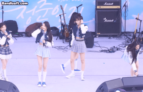 무대가 끝난 후 말려 올라간 원영이 치마 내려주고 우다다다 날아가는 아이브 리즈 | 인스티즈