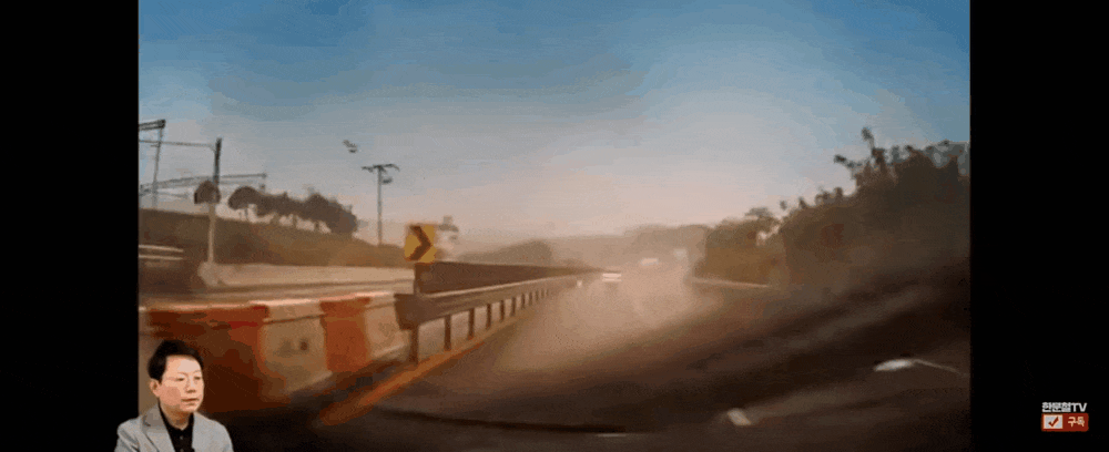 빗길 과속으로 중앙분리대 넘어가는 버스.gif | 인스티즈