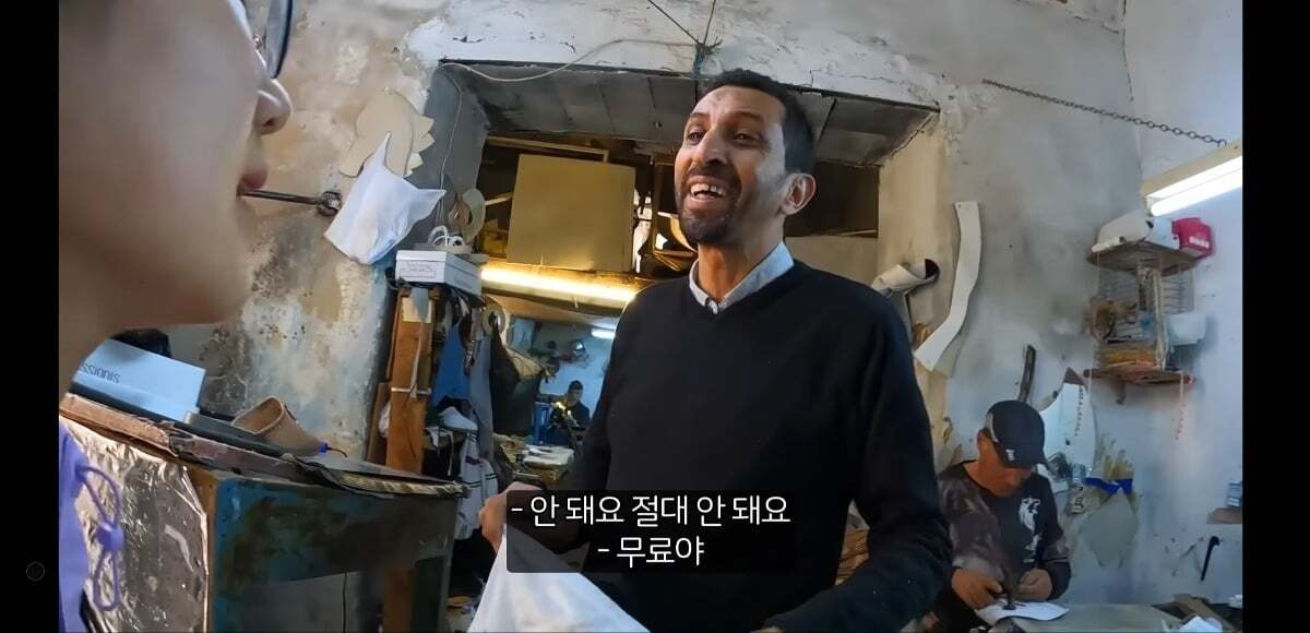 아랍여행 도중 사람사는 정을 느낀 여성 여행 유튜버 근황 ...JPG | 인스티즈