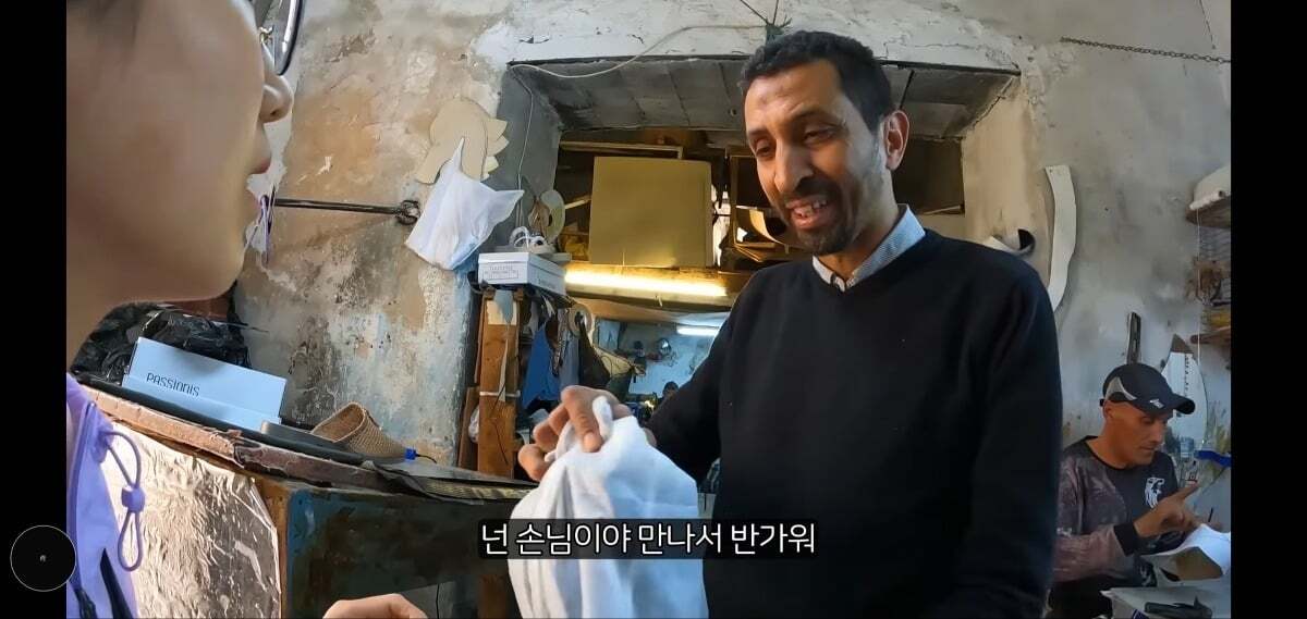 아랍여행 도중 사람사는 정을 느낀 여성 여행 유튜버 근황 ...JPG | 인스티즈