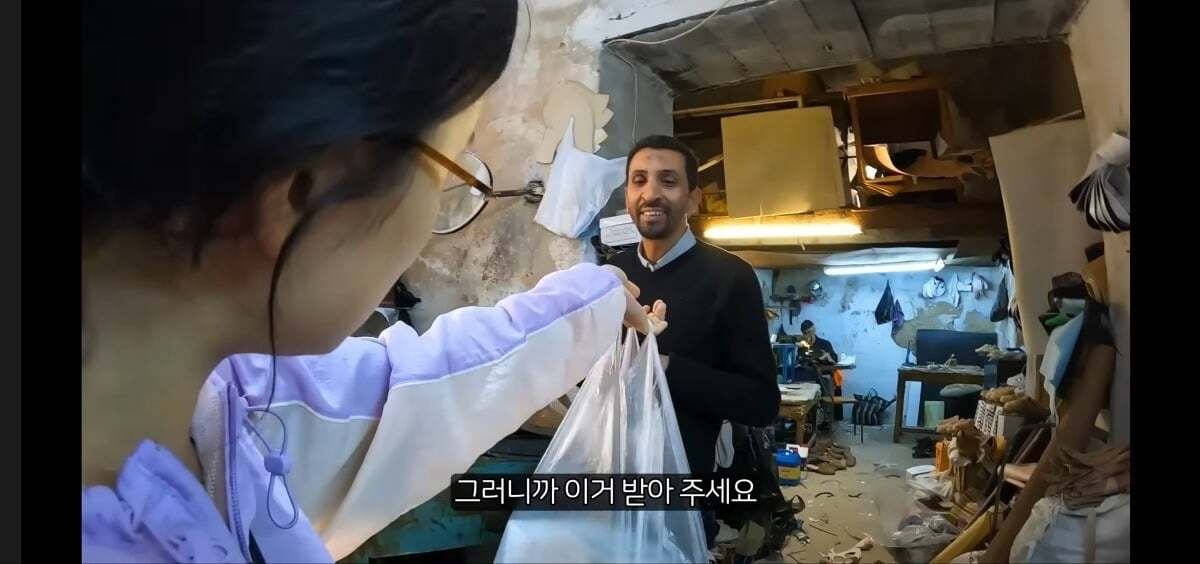 아랍여행 도중 사람사는 정을 느낀 여성 여행 유튜버 근황 ...JPG | 인스티즈