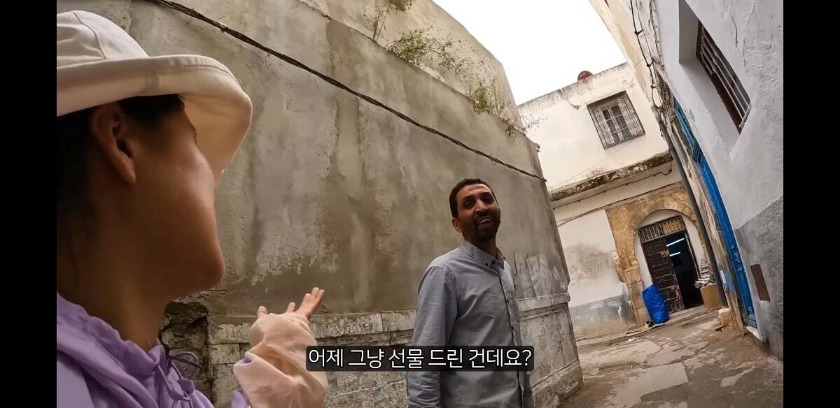 아랍여행 도중 사람사는 정을 느낀 여성 여행 유튜버 근황 ...JPG | 인스티즈