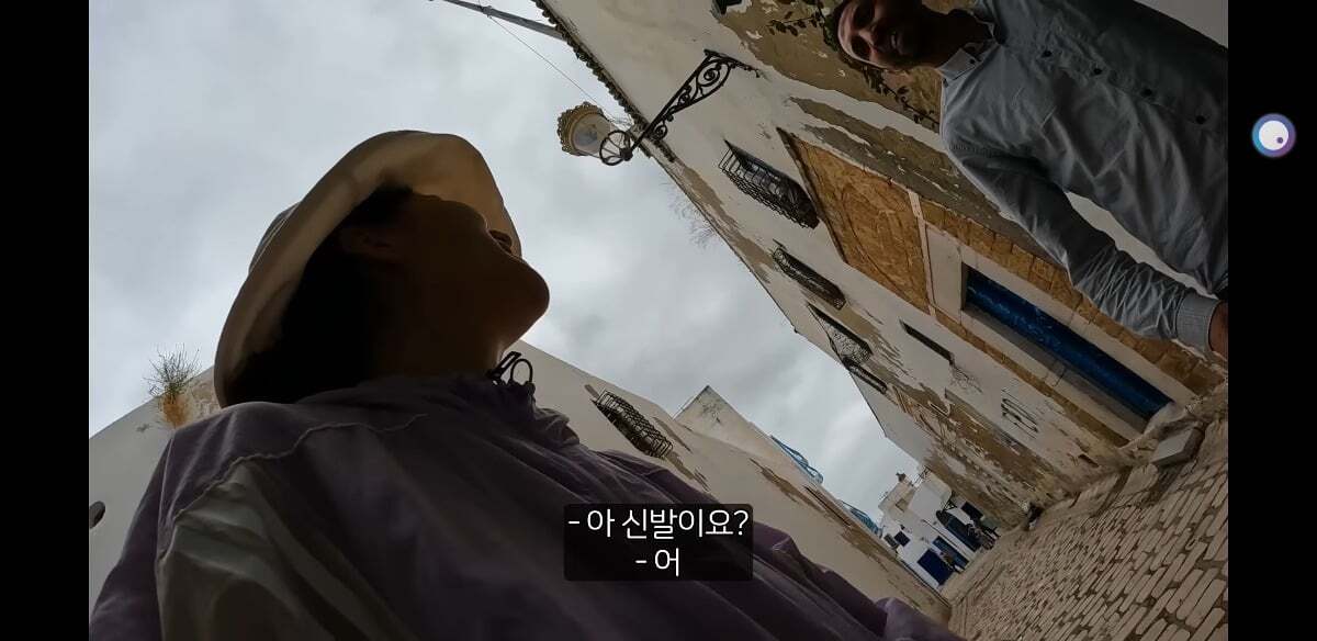 아랍여행 도중 사람사는 정을 느낀 여성 여행 유튜버 근황 ...JPG | 인스티즈