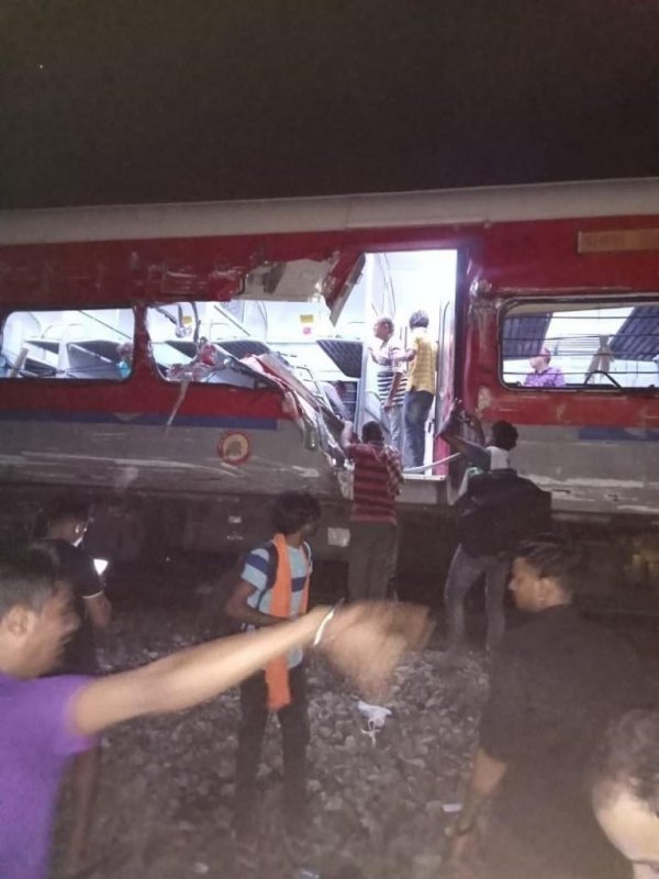 [속보]  인도 열차 충돌 사고로 최소 207명 사망, 900명 부상 | 인스티즈
