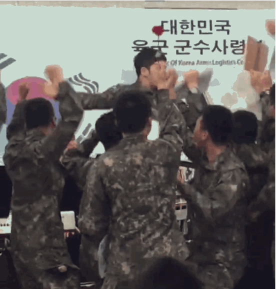 육군 군수사령부 털고있는 김재중 상병ㅋㅋㅋㅋㅋㅋ | 인스티즈