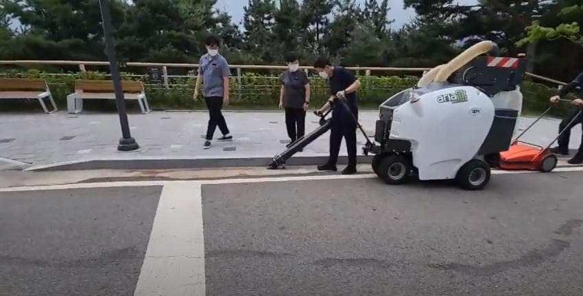 요즘 지자체에서 도입하고 있는 거리 청소기 및 차량들.jpg | 인스티즈