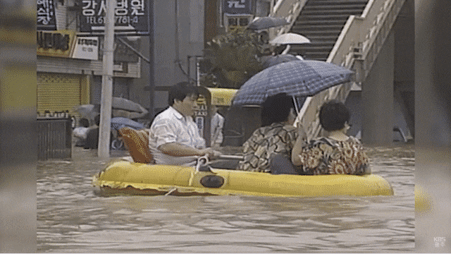 장마철 홍수를 뚫고 출근하는 90년대 출근길 모습.gif | 인스티즈