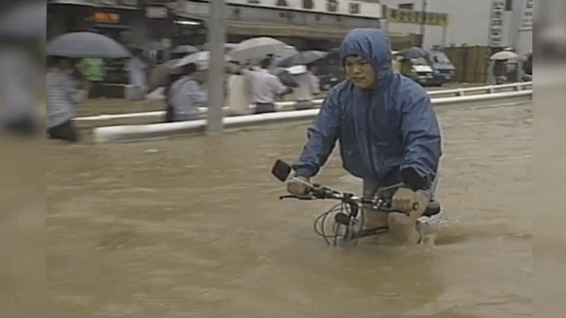 장마철 홍수를 뚫고 출근하는 90년대 출근길 모습.gif | 인스티즈