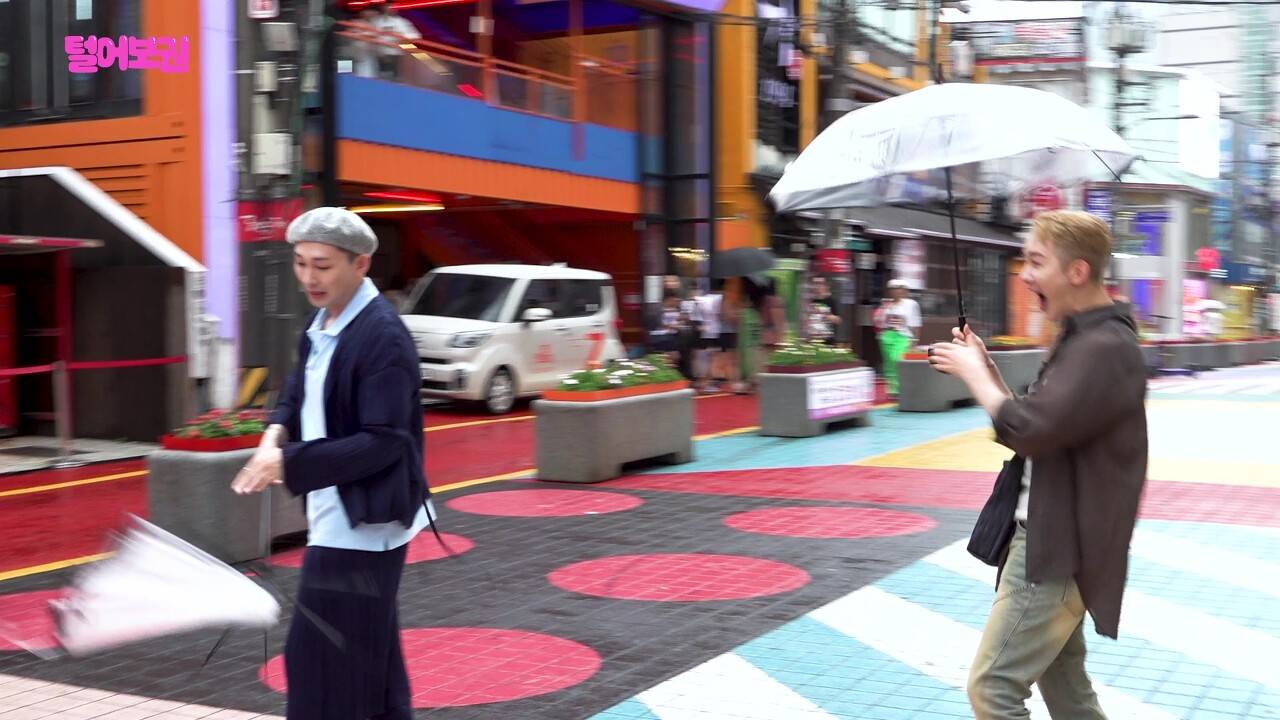 러쉬 직원들 텐션에도 눈 하나 깜빡하지 않는 조권과 김호영ㅋㅋㅋㅋㅋ.jpg | 인스티즈