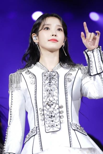 아이유, 콘서트 '더 골든 아워' 영화 등급 심의 진행 중…개봉박두 | 인스티즈