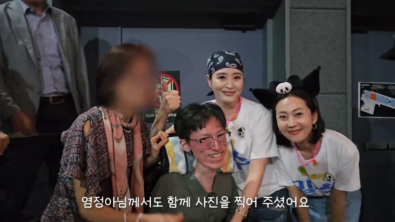느슨해진 배우판에 긴장감을 주는 김혜수 무대인사 현황.jpg | 인스티즈