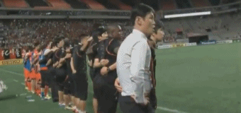 골이 들어가면 선수보다 더 좋아하는 감독.gif | 인스티즈