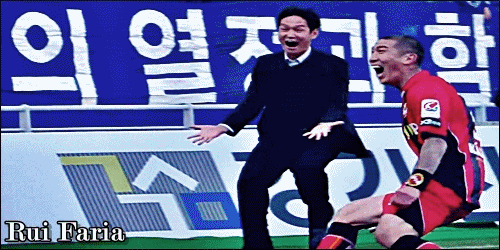 골이 들어가면 선수보다 더 좋아하는 감독.gif | 인스티즈