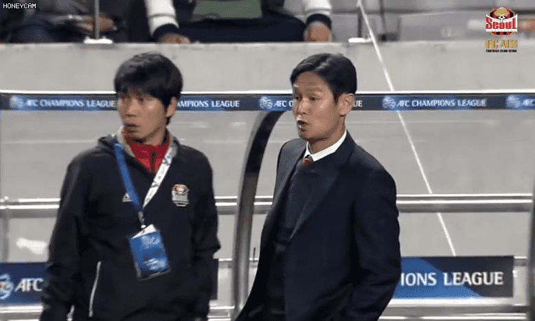 골이 들어가면 선수보다 더 좋아하는 감독.gif | 인스티즈