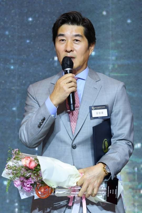 [정보/소식] '그알' MC 김상중, 방통위 방송대상 공로상 "질책도 겸허히 수용할 것” | 인스티즈