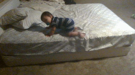 썸네일-아기가 침대에서 내려오는 방법......gif-이미지