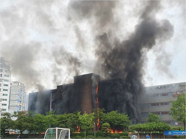 [속보] 서울 은평구 은명초등학교 화재..교사 2명 연기 흡입 | 인스티즈