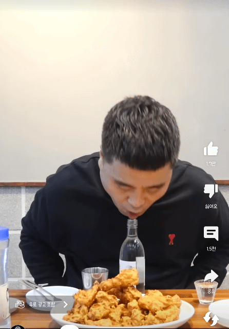 소주 2병 병나발로 원샷 하는 어떤 유튜버 . gif - 인스티즈(instiz) 이슈 카테고리