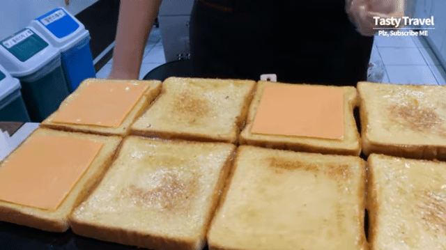 이삭토스트 만드는중.gif | 인스티즈