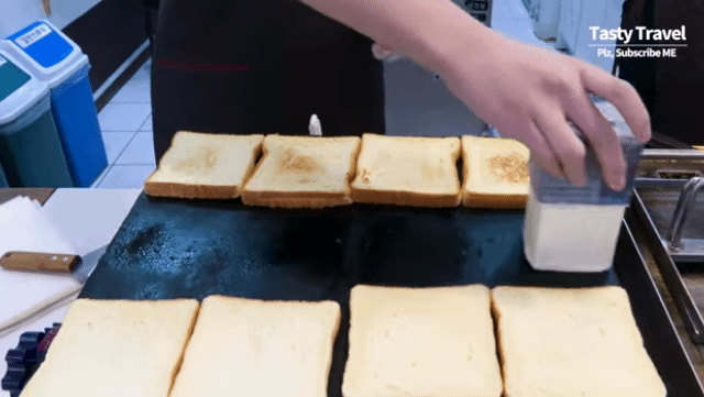 이삭토스트 만드는중.gif | 인스티즈