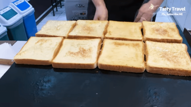 이삭토스트 만드는중.gif | 인스티즈