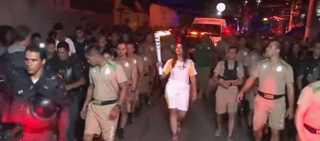 브라질 시민들이 성화를 자꾸 끌려는 이유 | 인스티즈