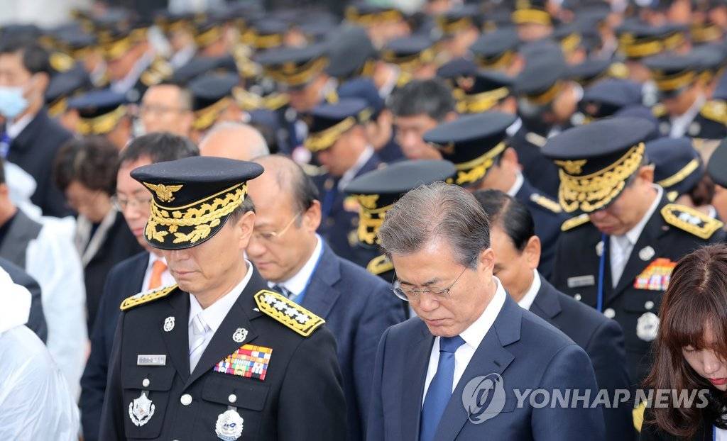 文대통령 "소방관 국가직 전환필요" (feat.정우성X한지민 "제복완벽소화") | 인스티즈