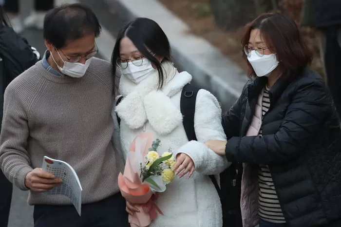 꽃다발 들고 수능 끝난 딸 기다린 부모님.jpg | 인스티즈